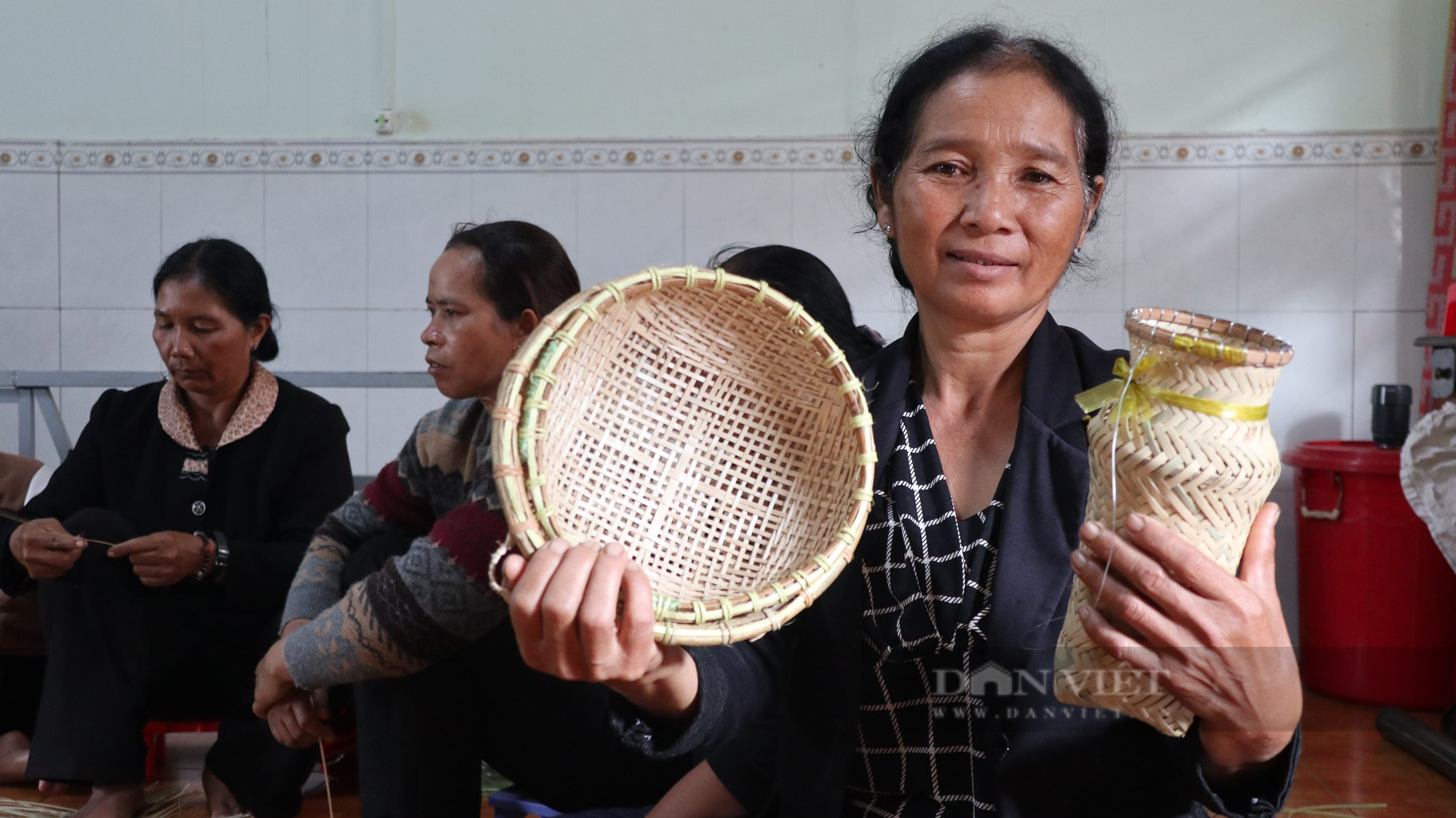 Tập trung đan lát những ngày rảnh rỗi, chị em người K’ho Sre ở Đinh Lạc có thêm thu nhập - Ảnh 3.