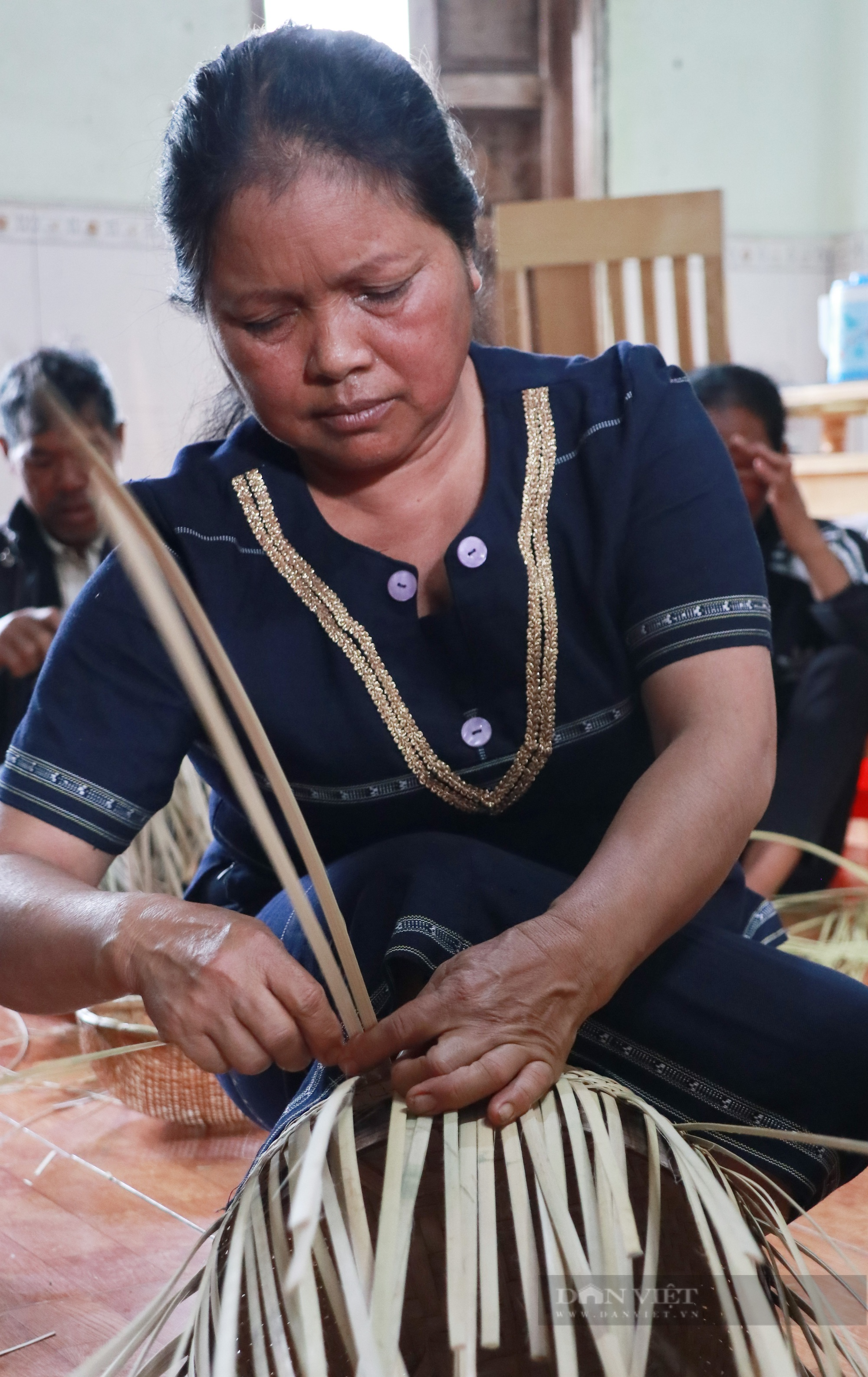 Tập trung đan lát những ngày rảnh rỗi, chị em người K’ho Sre ở Đinh Lạc có thêm thu nhập - Ảnh 6.