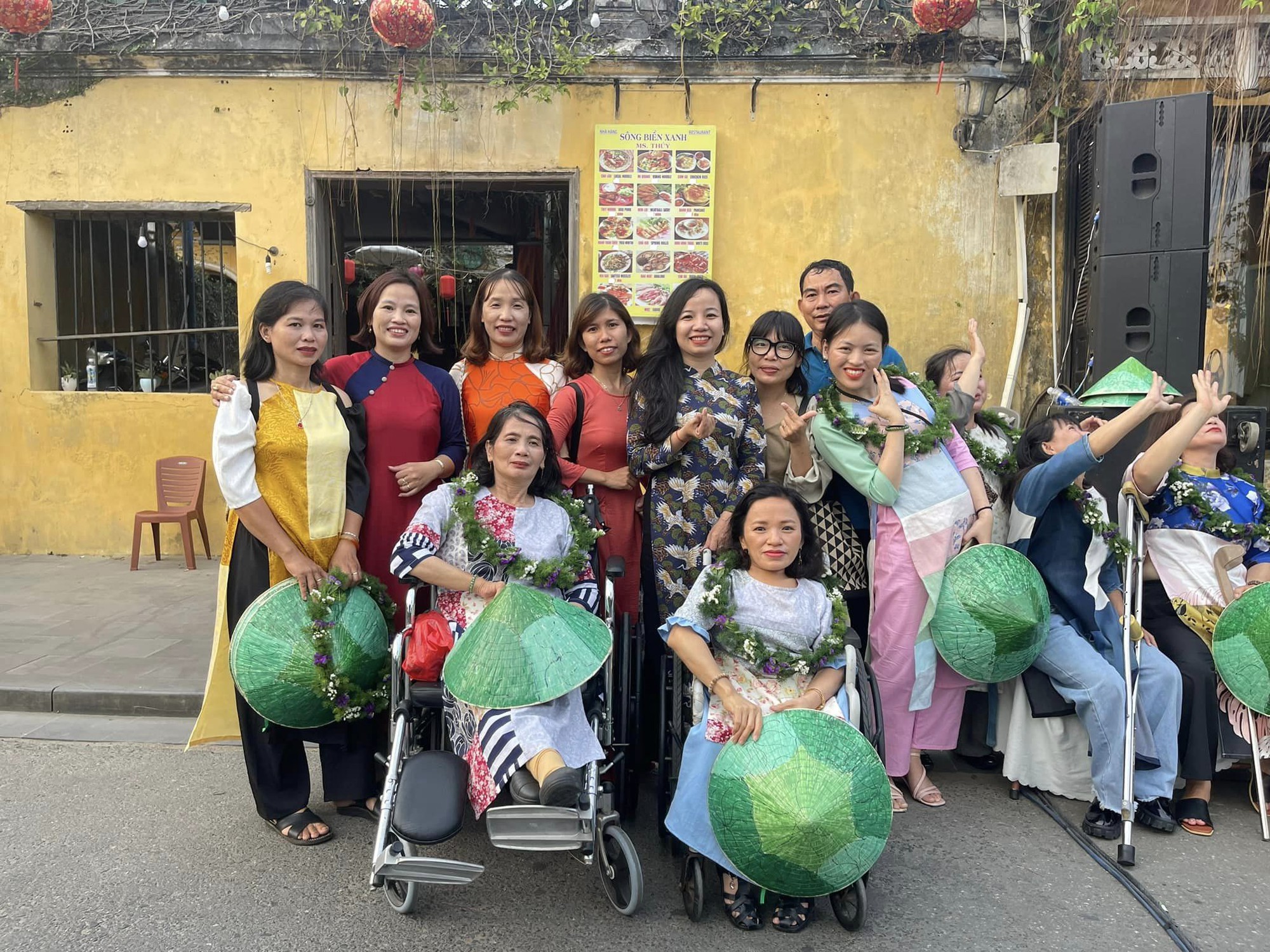 Cửa tiệm đặc biệt 'sản xuất' nụ cười cho những mảnh đời kém may mắn - Ảnh 2.