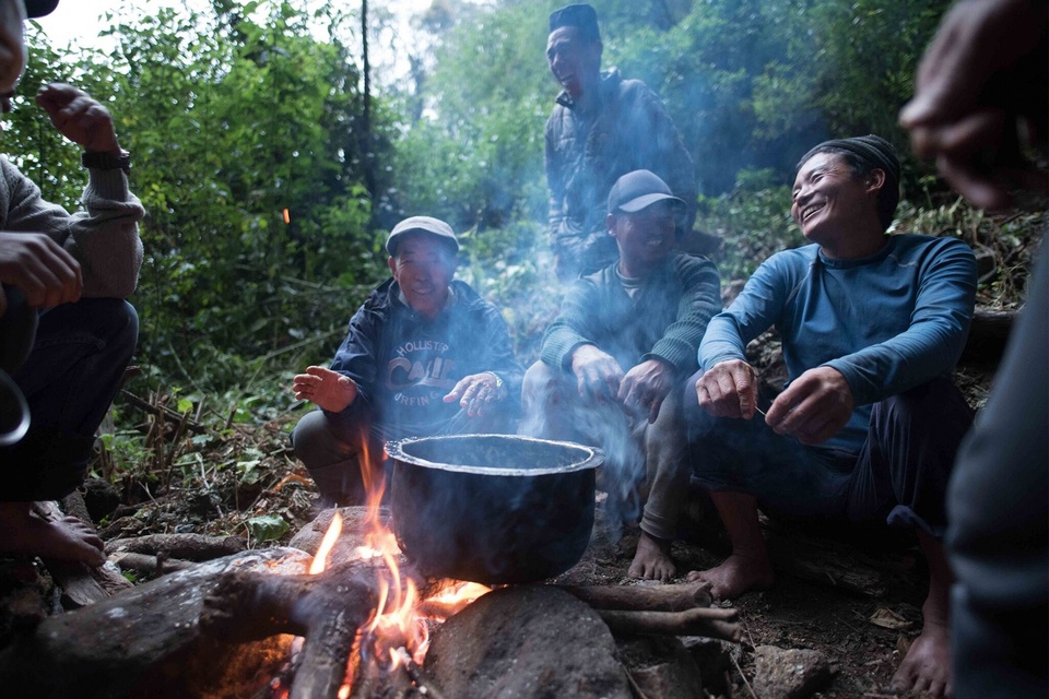 Loạt hình ảnh kề về việc săn mật loài ong lớn nhất thế giới ở Nepal - Ảnh 11.