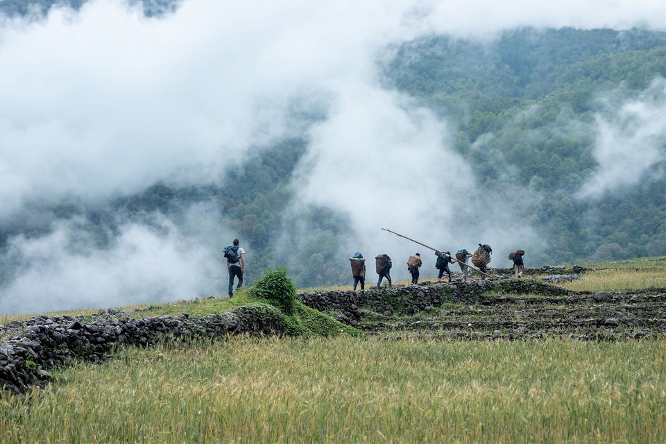 Loạt hình ảnh kề về việc săn mật loài ong lớn nhất thế giới ở Nepal - Ảnh 5.