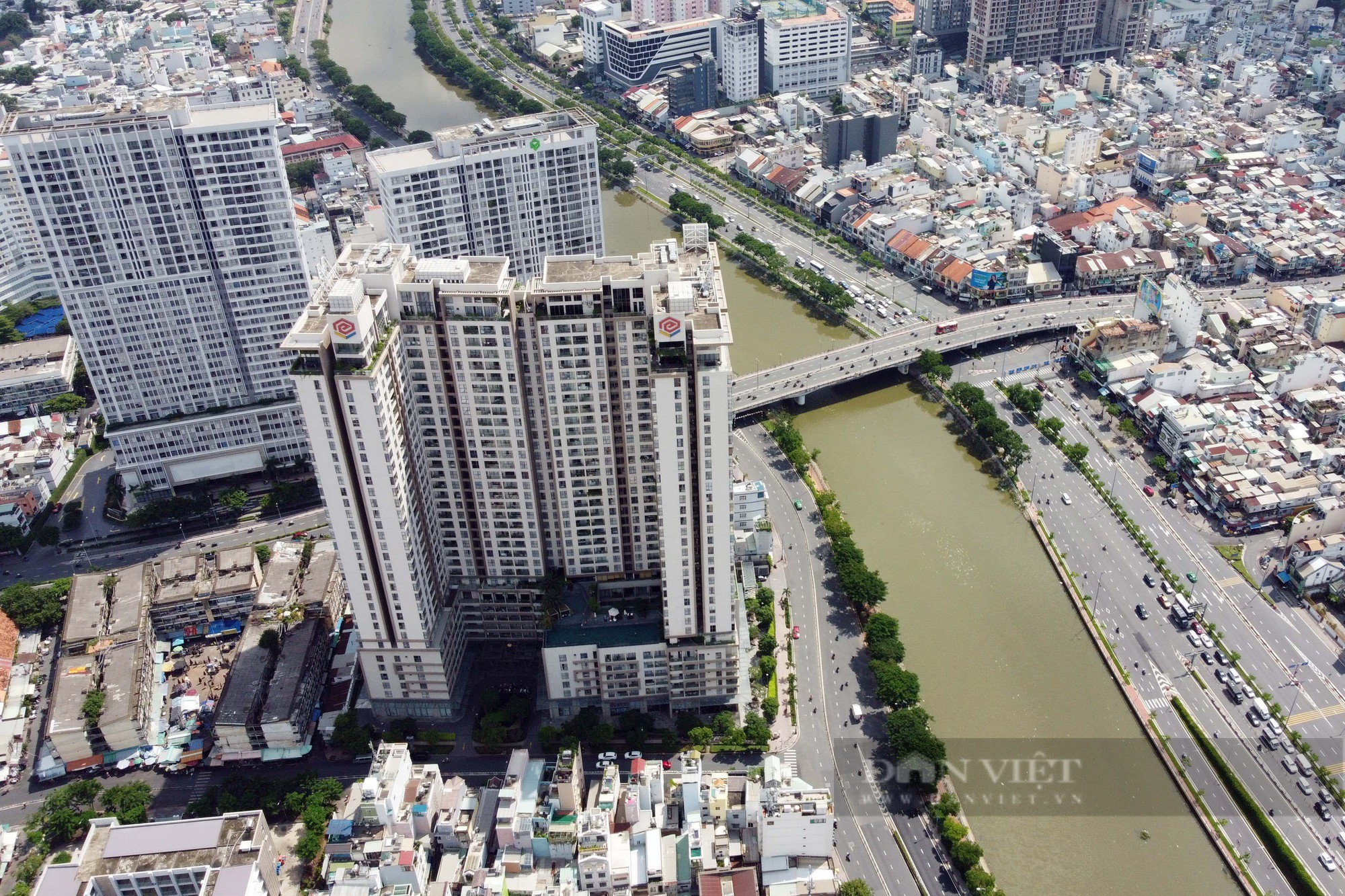 Ảnh ấn tượng tuần: Tàu sân bay Mỹ thăm Việt Nam và cảnh sạt lở taluy khiến 2 người chết - Ảnh 7.