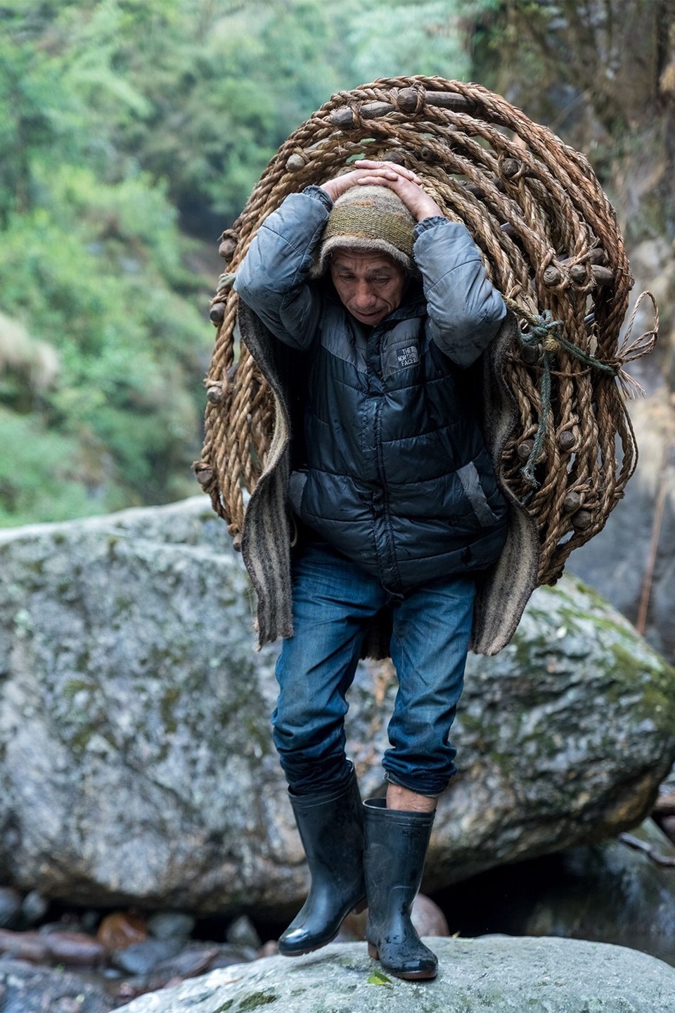 Loạt hình ảnh kề về việc săn mật loài ong lớn nhất thế giới ở Nepal - Ảnh 8.
