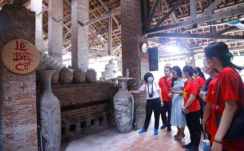 Hấp dẫn với nhiều sản phẩm, câu chuyện văn hóa tại làng nghề gốm sứ Bát Tràng - Ảnh 4.