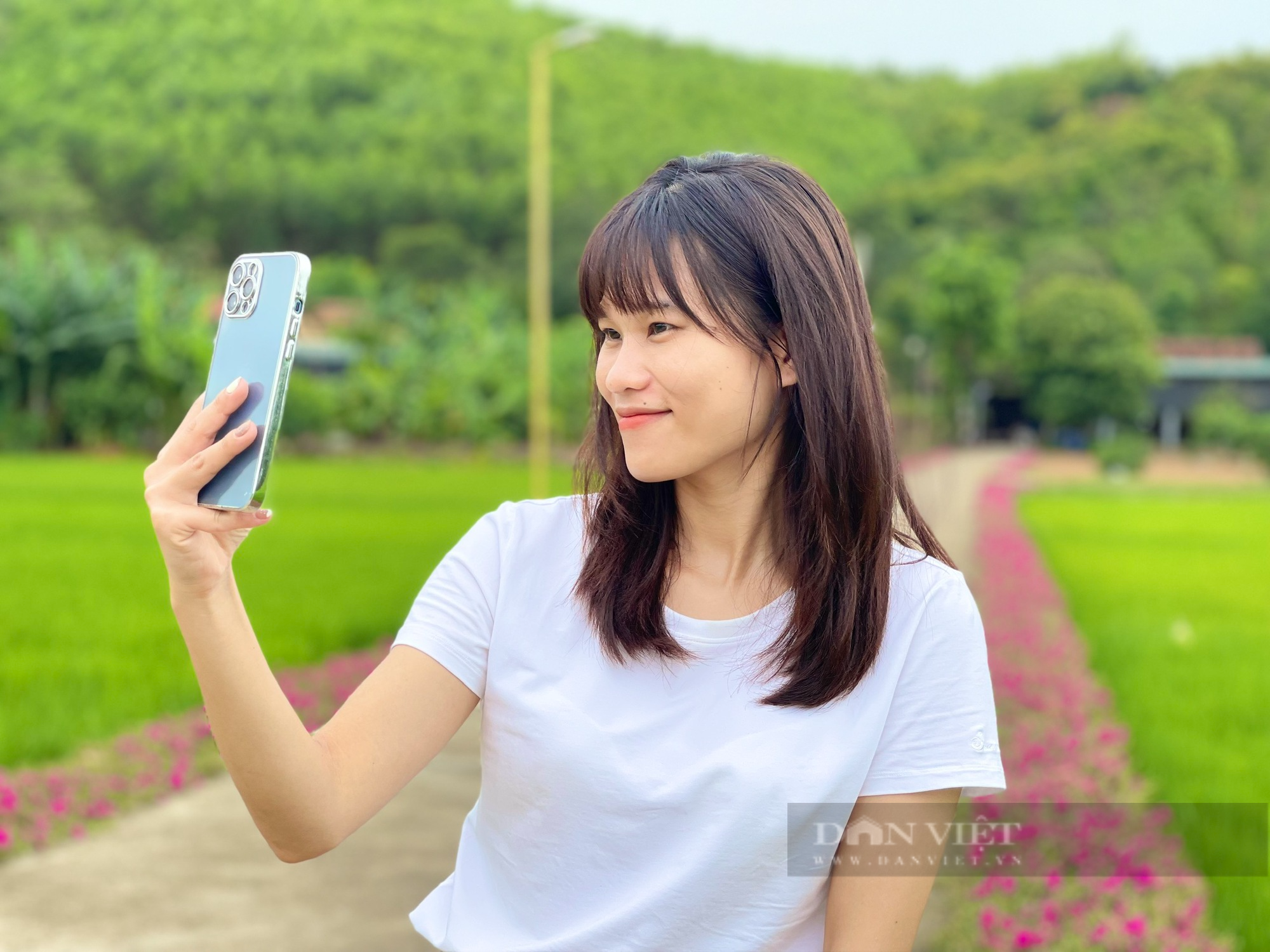 Quảng Bình: Đường hoa mười giờ ở xã vừa về đích nông thôn mới đẹp như phim, người dân thích thú đến check-in - Ảnh 3.