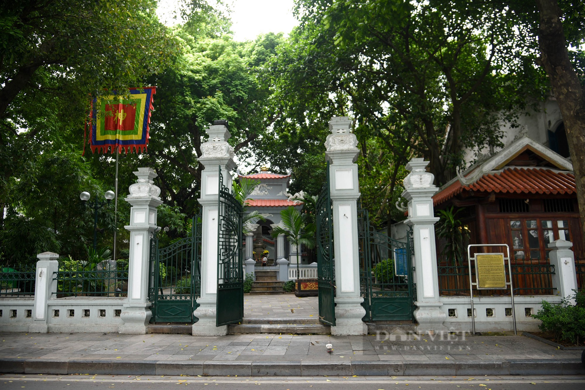 Khám phá bức tượng đồng vua Lê hơn trăm năm tuổi bên hồ Gươm - Ảnh 2.