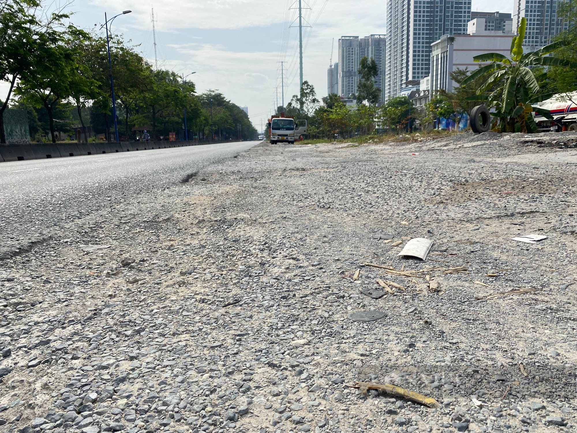 Hơn 3 năm không thi công xong 2,8km đường, một nhà thầu bị chấm dứt hợp đồng - Ảnh 1.