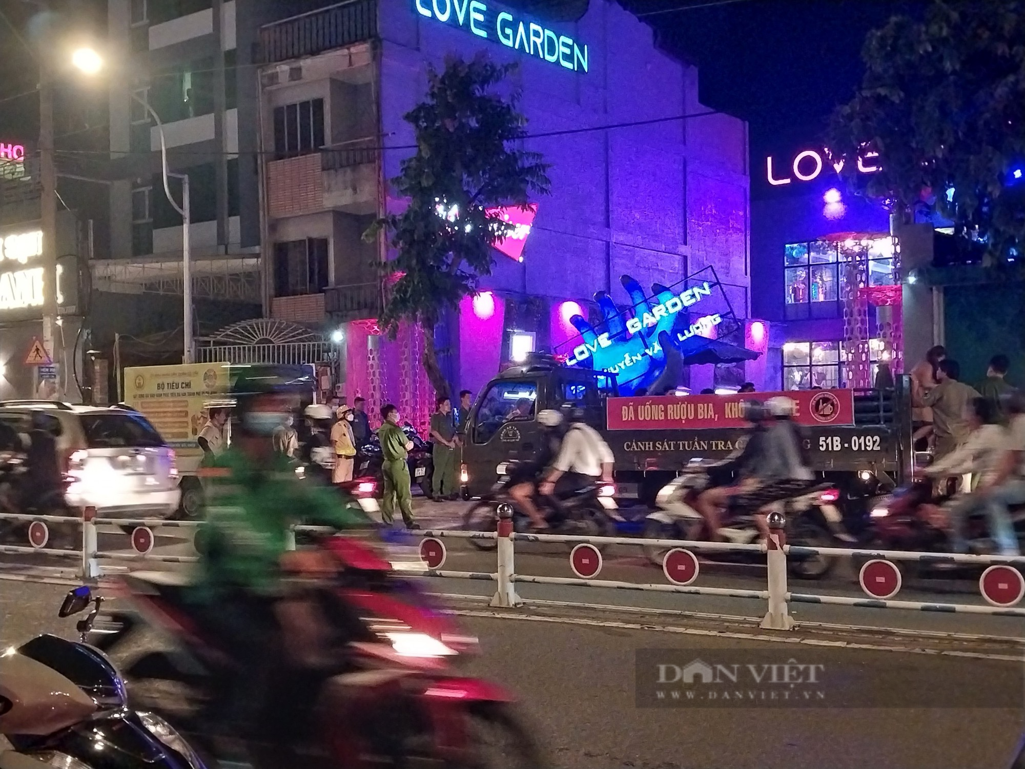 Đêm khuya, công an kiểm tra nhiều quán nhậu trên địa bàn quận Gò Vấp - Ảnh 1.