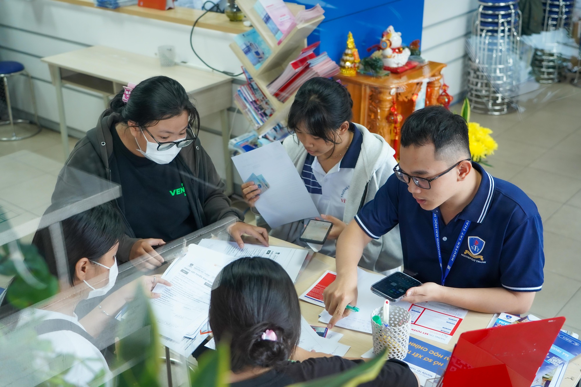 Xét tuyển học bạ vào đại học 2024: Thí sinh lưu ý điều kiện mới của các trường- Ảnh 1.
