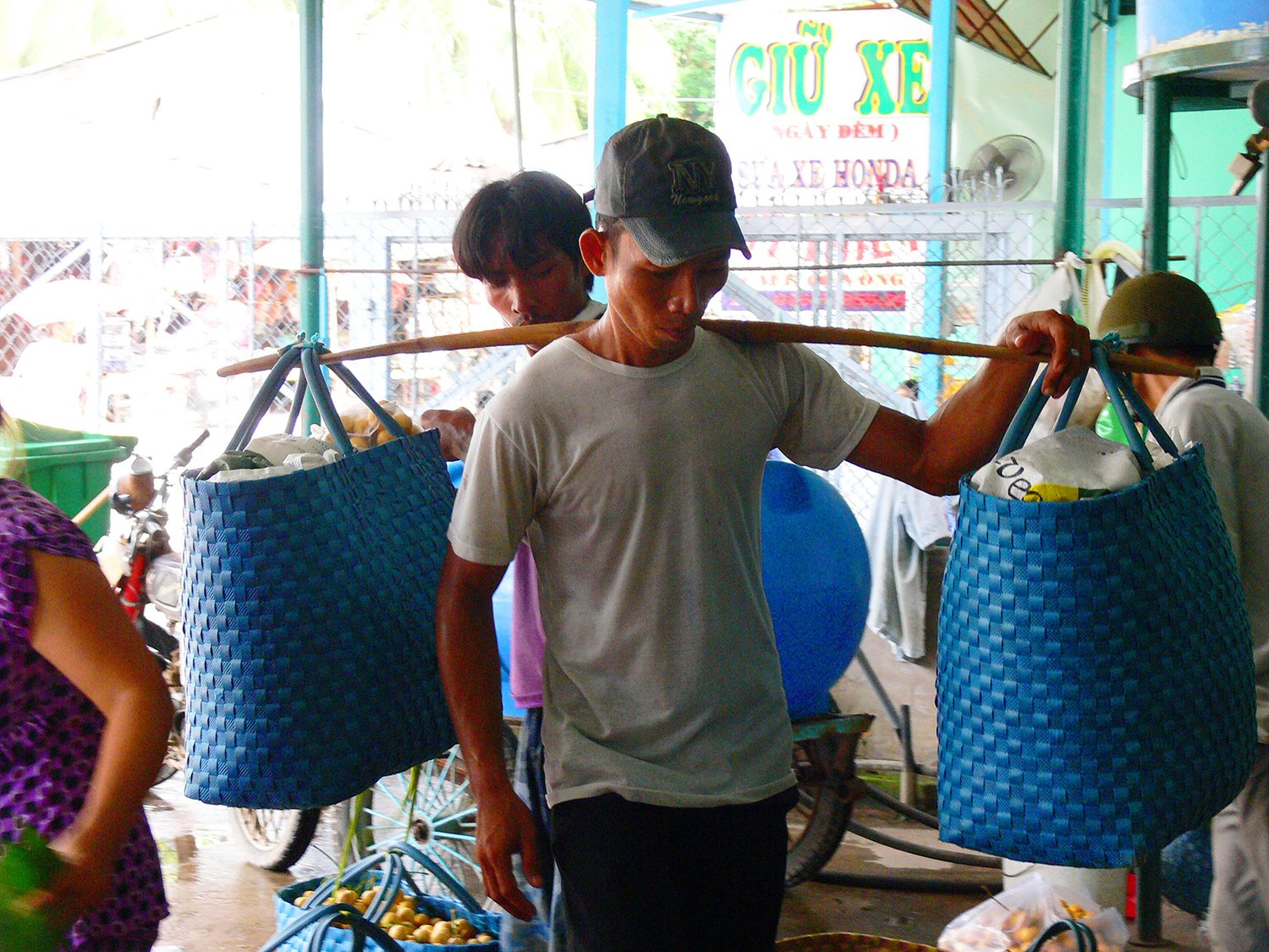 Một ngọn núi cao ở An Giang, lên đến nơi thấy dân gánh vô số trái cây, sầu riêng là thứ quả ngon nhất - Ảnh 3.