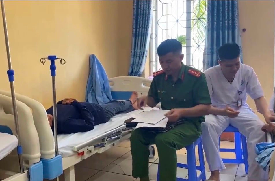 Dùng hung khí tấn công 3 bà cháu bị thương vì... không tìm thấy điện thoại - Ảnh 1.