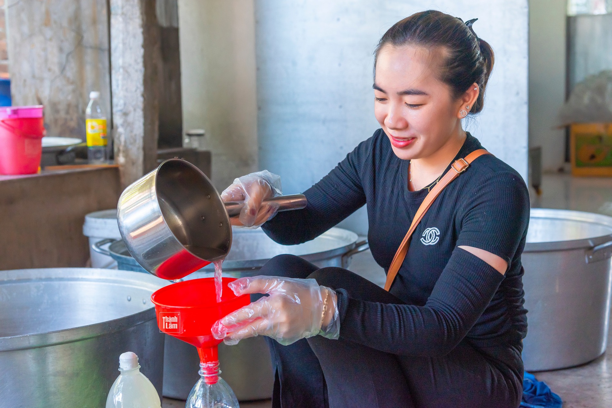 Khám phá nghề ăn cơm dưới đất, làm việc trên trời ở miền Tây - Ảnh 9.