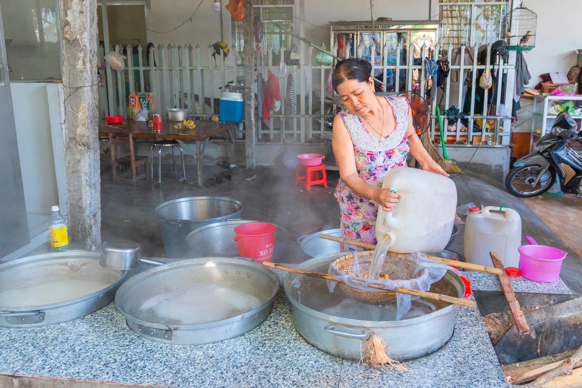 Khám phá nghề ăn cơm dưới đất, làm việc trên trời ở miền Tây - Ảnh 10.