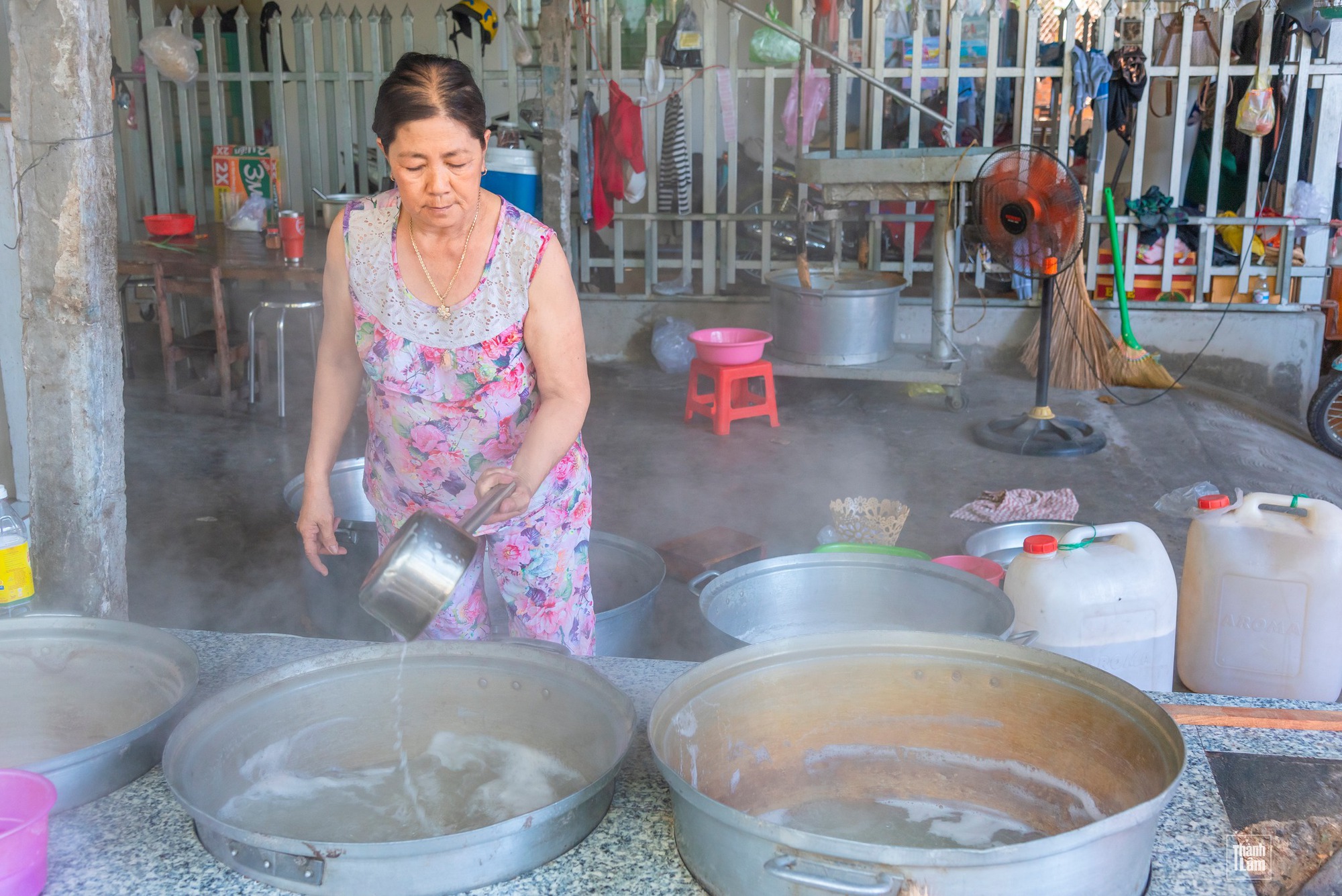 Khám phá nghề ăn cơm dưới đất, làm việc trên trời ở miền Tây - Ảnh 13.