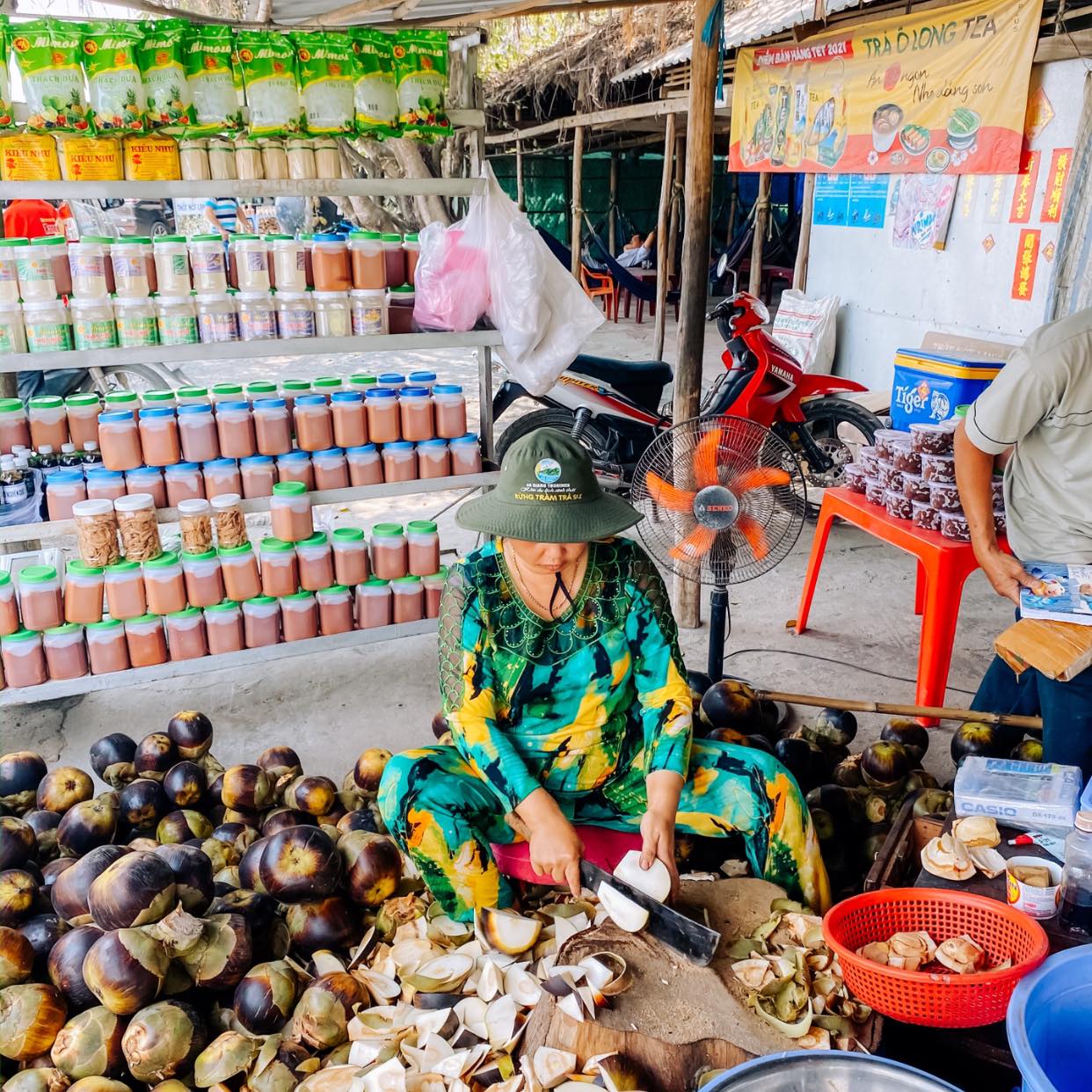 Khám phá nghề ăn cơm dưới đất, làm việc trên trời ở miền Tây - Ảnh 15.