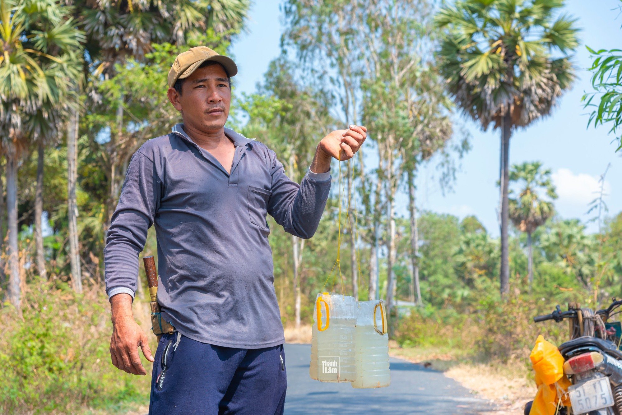 Khám phá nghề ăn cơm dưới đất, làm việc trên trời ở miền Tây - Ảnh 2.