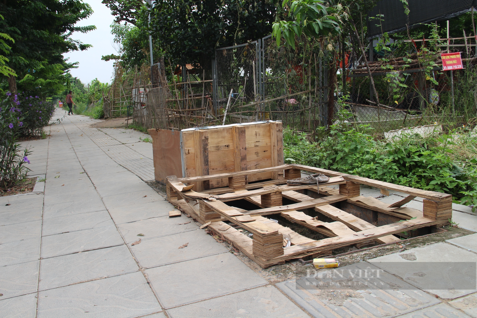 Nhiều hố ga ở Thủ đô mất nắp, &quot;giăng bẫy&quot; người đi đường - Ảnh 2.