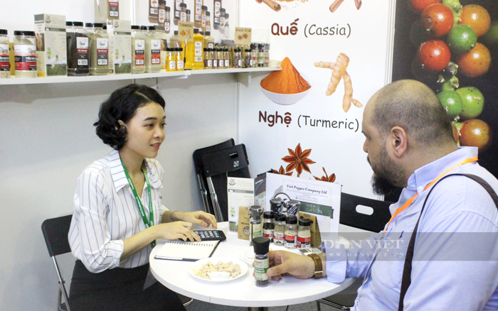 Doanh nghiệp Việt Nam giao dịch mua hồ tiêu và các loại gia vị với khách hàng quốc tế. Ảnh: Trần Khánh