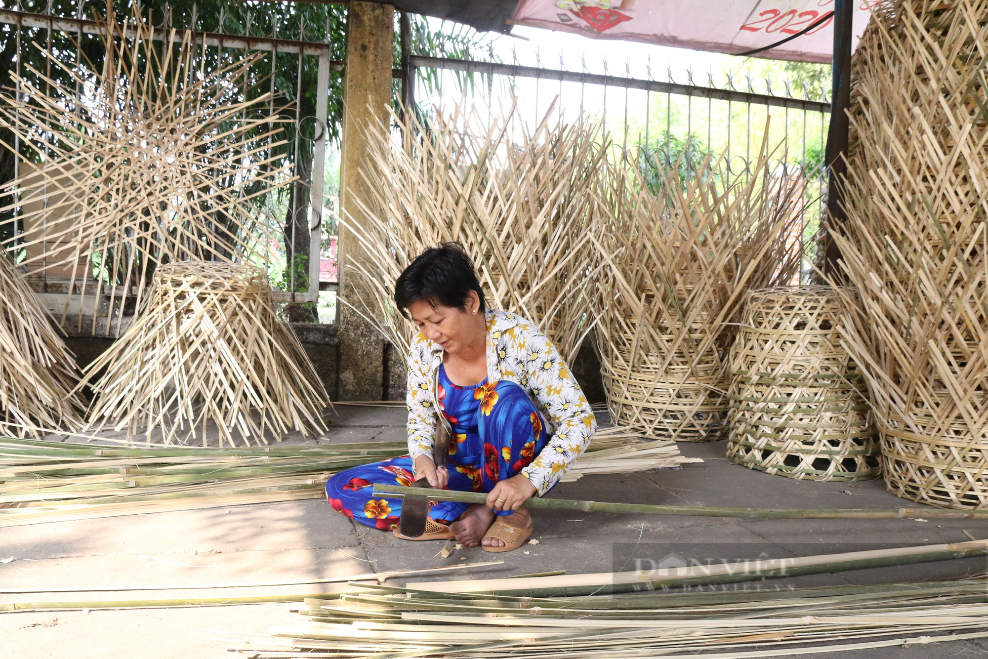 Làng nghề đan giỏ trạc Xuân Thới Sơn sống nhờ… du lịch  - Ảnh 1.