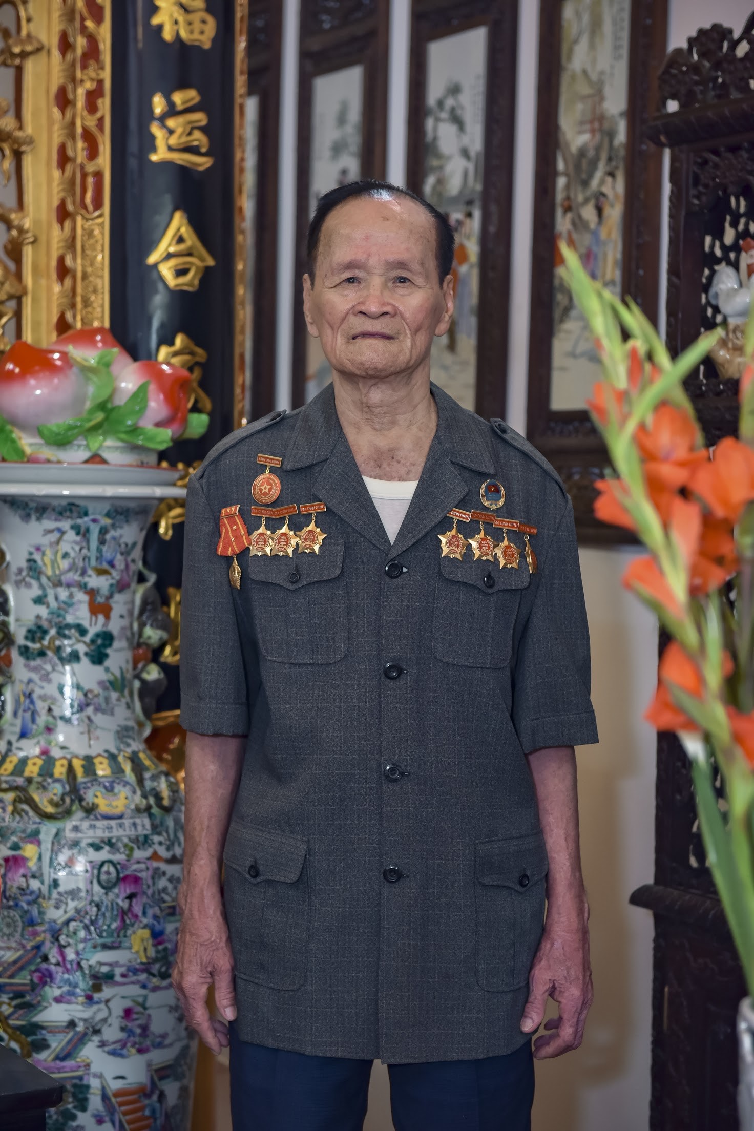 Cháu nội liệt sĩ Đặng Công Bỉnh về tận ngôi trường mang tên ông mình để tưởng nhớ về ông theo cách đặc biệt - Ảnh 1.
