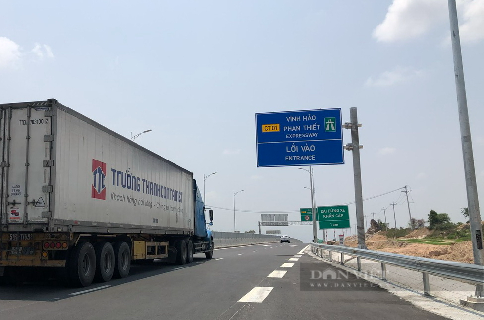 Lại xảy ra tai nạn giao thông trên trên cao tốc Vĩnh Hảo - Phan Thiết sáng nay - Ảnh 2.