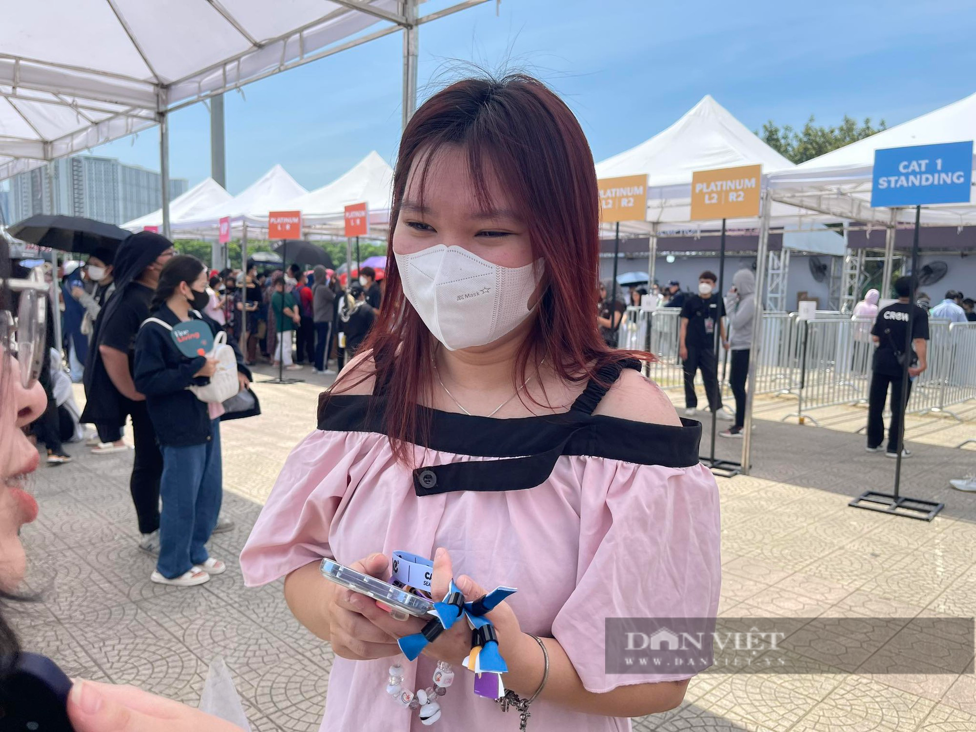 Khán giả than phiền khi phải đứng dưới nắng nóng để đổi vòng tay dự concert BLACKPINK - Ảnh 3.