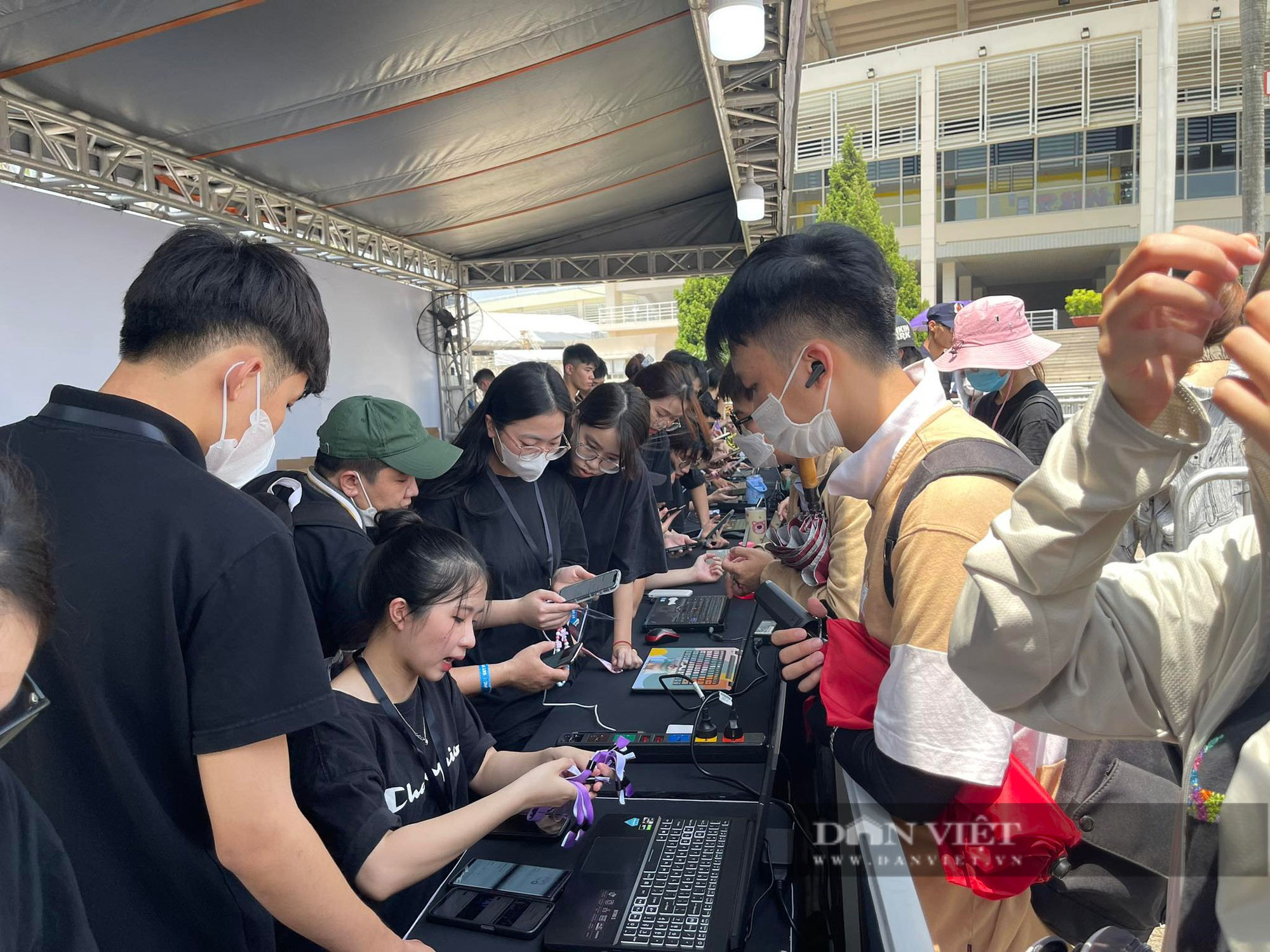 Khán giả than phiền khi phải đứng dưới nắng nóng để đổi vòng tay dự concert BLACKPINK - Ảnh 5.