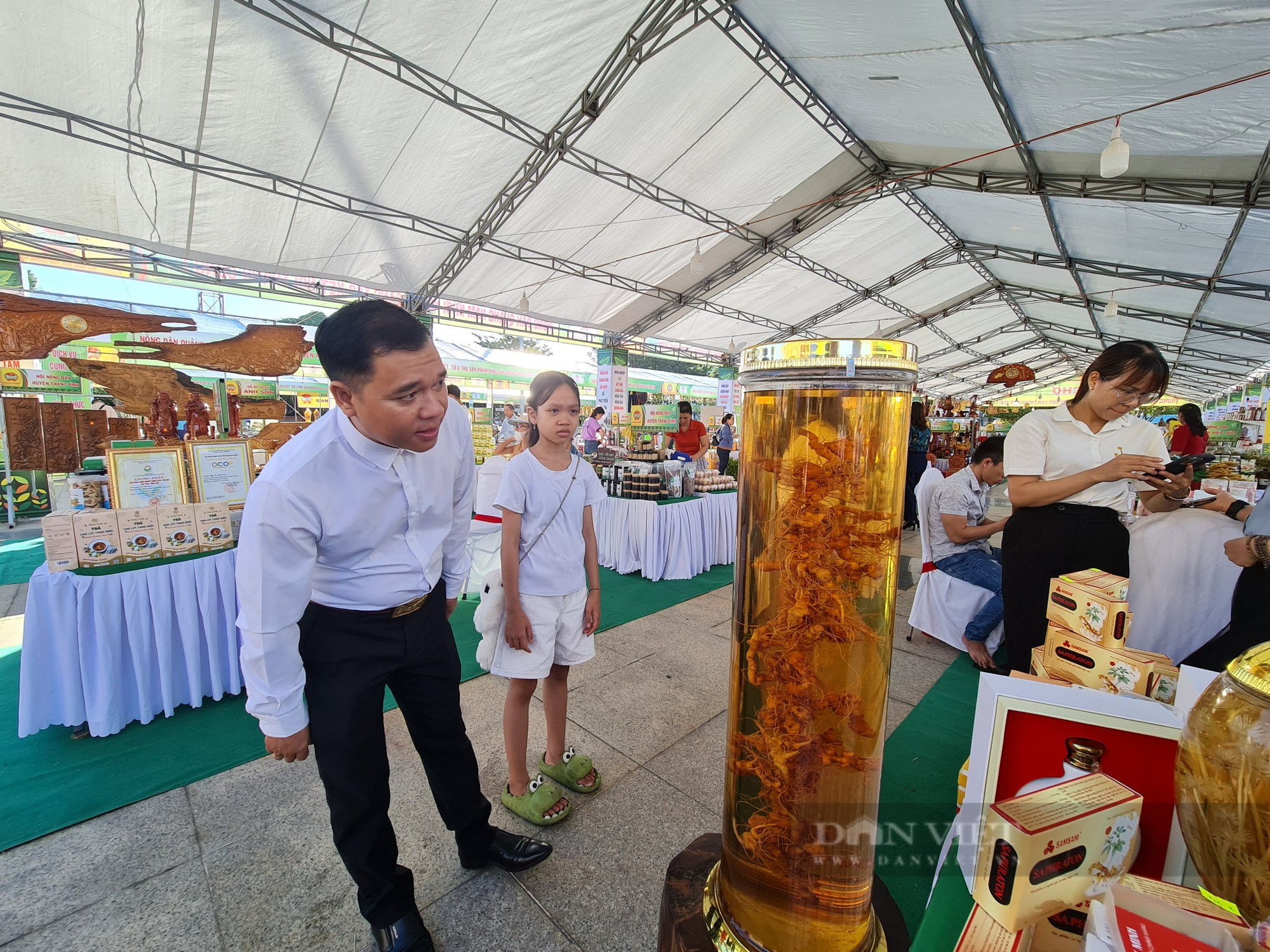 Bình rượu gần 2kg sâm Ngọc Linh củ, giá nửa tỷ đồng ở Quảng Nam có gì đặc biệt - Ảnh 4.