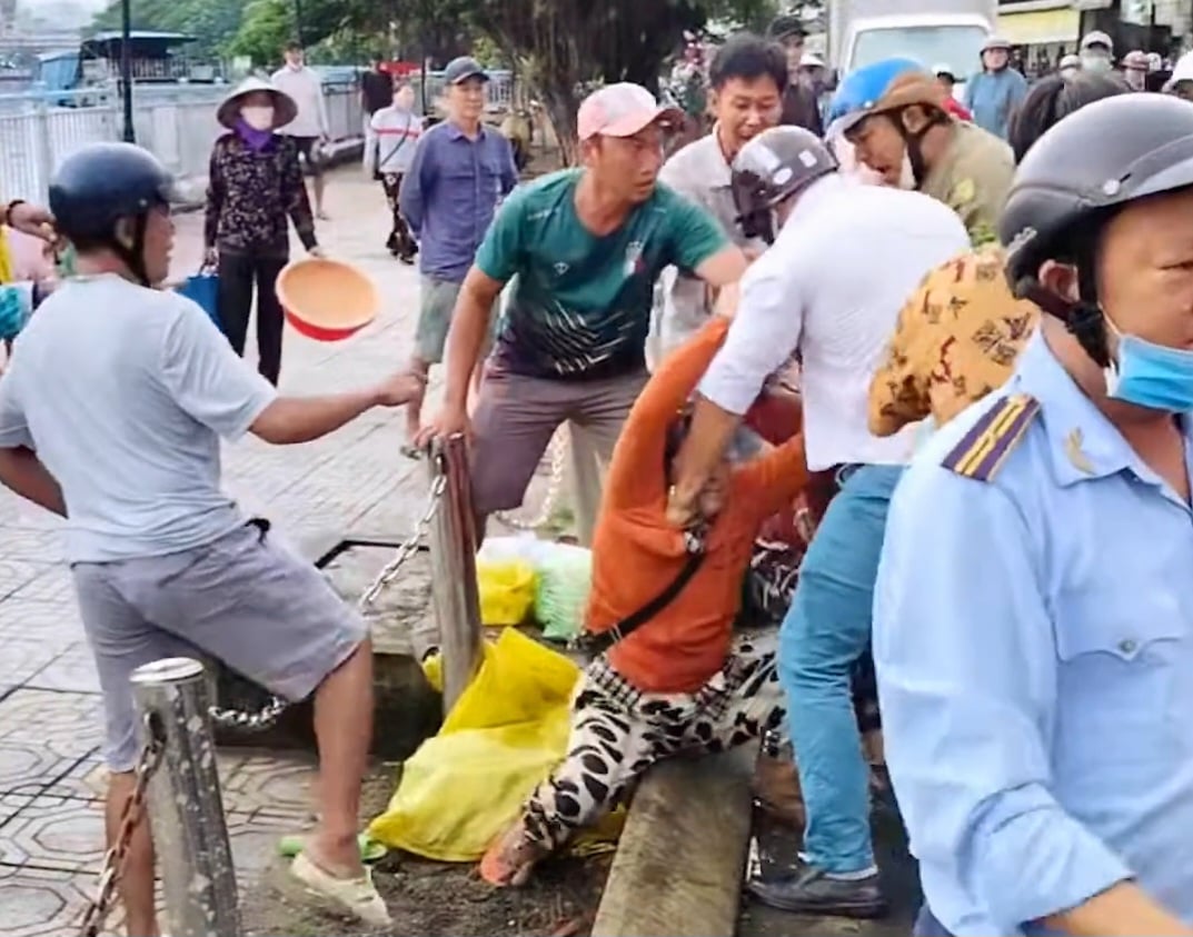 Vụ xô xát giữa Trật tự đô thị với tiểu thương ở Cà Mau: Tấn công cán bộ vì bị lấy rổ hột vịt - Ảnh 2.