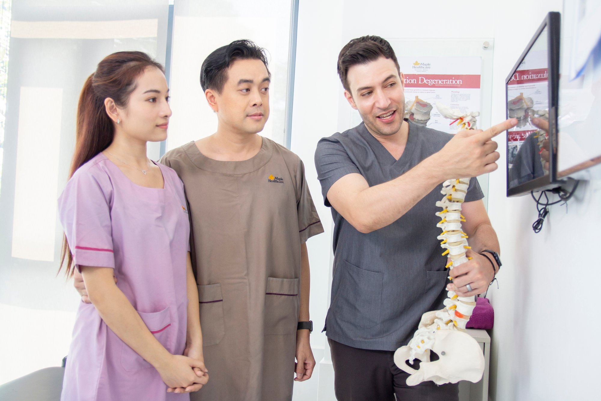 Vợ chồng nhạc sĩ Dương Khắc Linh thoát cơn đau cổ, lưng kéo dài như thế nào? - Ảnh 1.