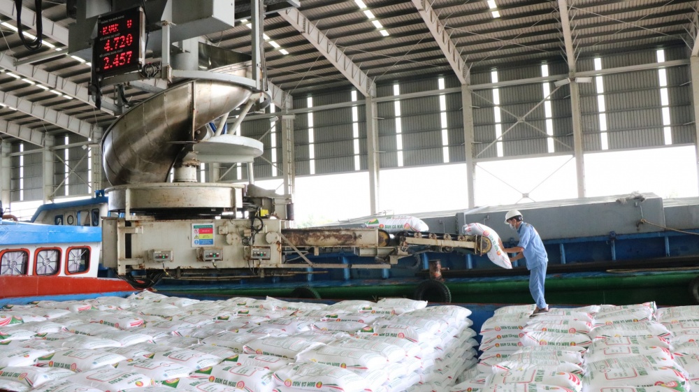 Kiên trì “mục tiêu kép”, PVCFC hoàn thành vượt mức chỉ tiêu sản xuất kinh doanh  6 tháng đầu năm 2023 - Ảnh 1.