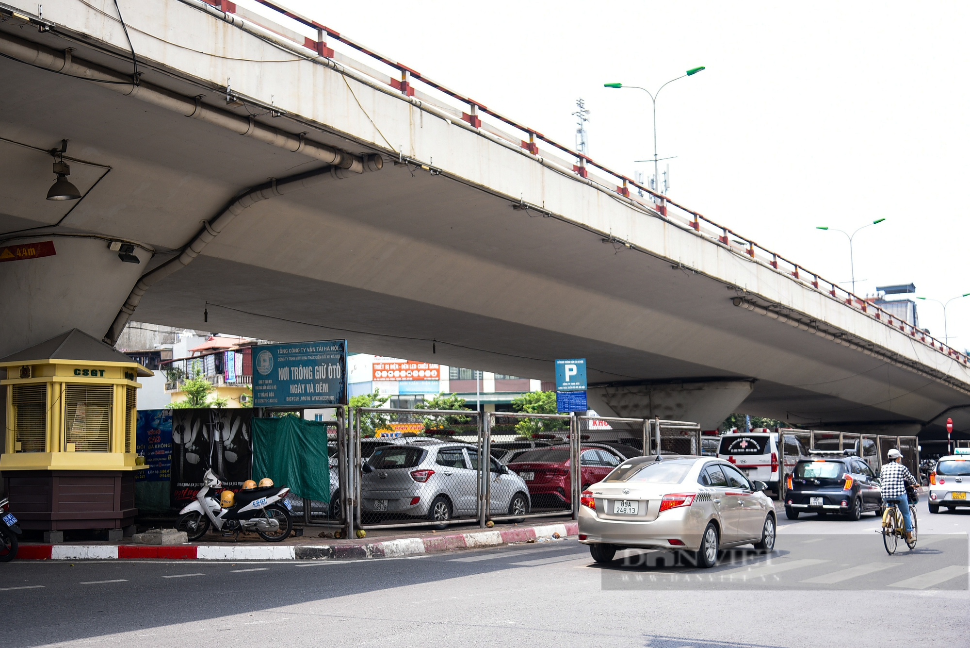 Hiện trạng các gầm cầu cạn sử dụng để làm bãi đỗ xe ở Hà Nội - Ảnh 3.