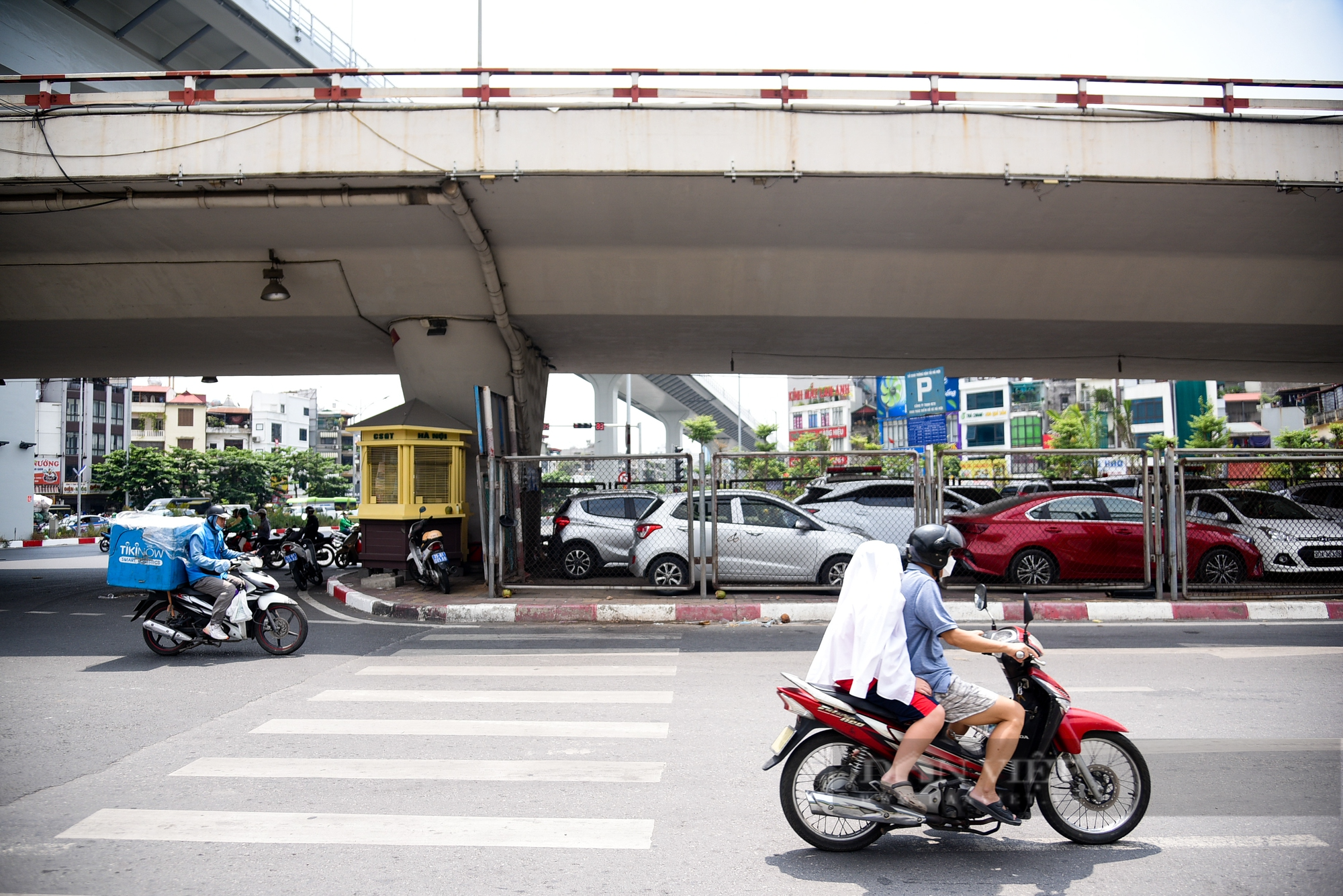 Hiện trạng các gầm cầu cạn sử dụng để làm bãi đỗ xe ở Hà Nội - Ảnh 6.