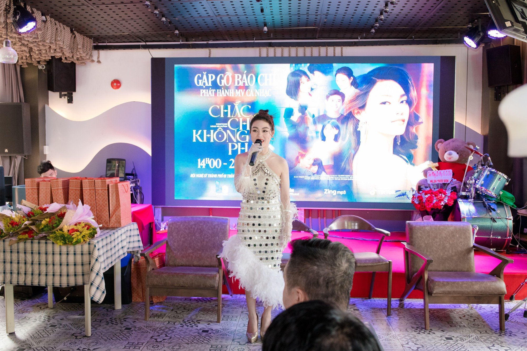 Minh Khuê: &quot;Tôi muốn trở thành ca sĩ đa năng&quot; - Ảnh 3.