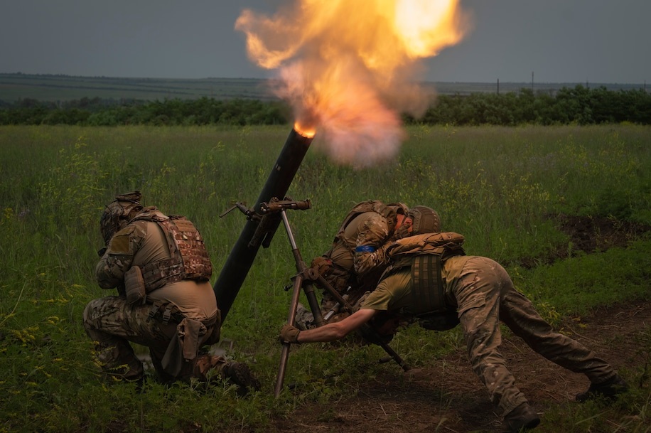 Chỉ huy Ukraine bò, trườn 150m để phá hủy xe tăng Nga đang khai hỏa, cứu mạng cấp dưới - Ảnh 1.