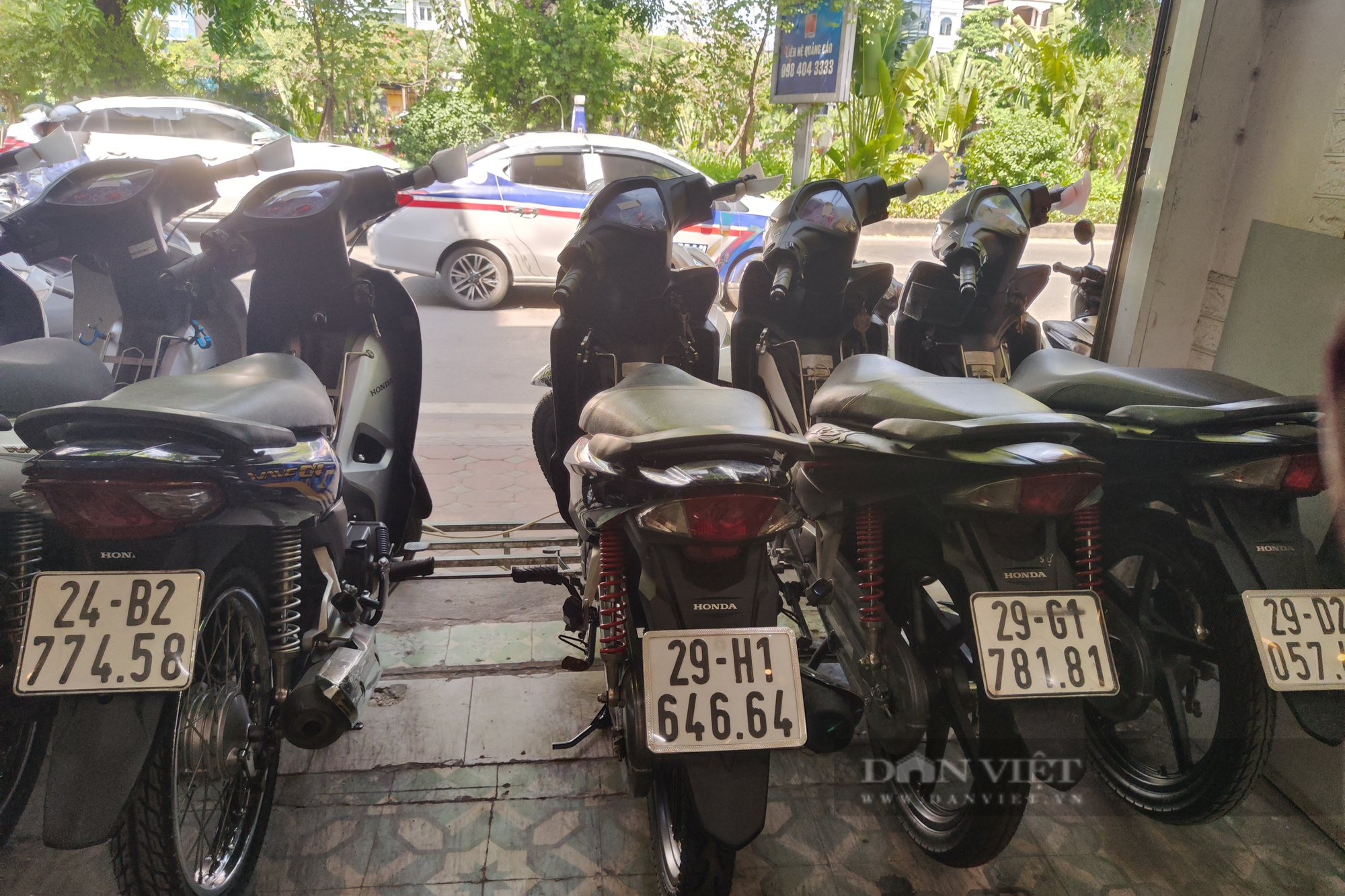 Buôn xe máy biển số đẹp, nhiều chủ cửa hàng tìm cách gỡ vốn - Ảnh 1.