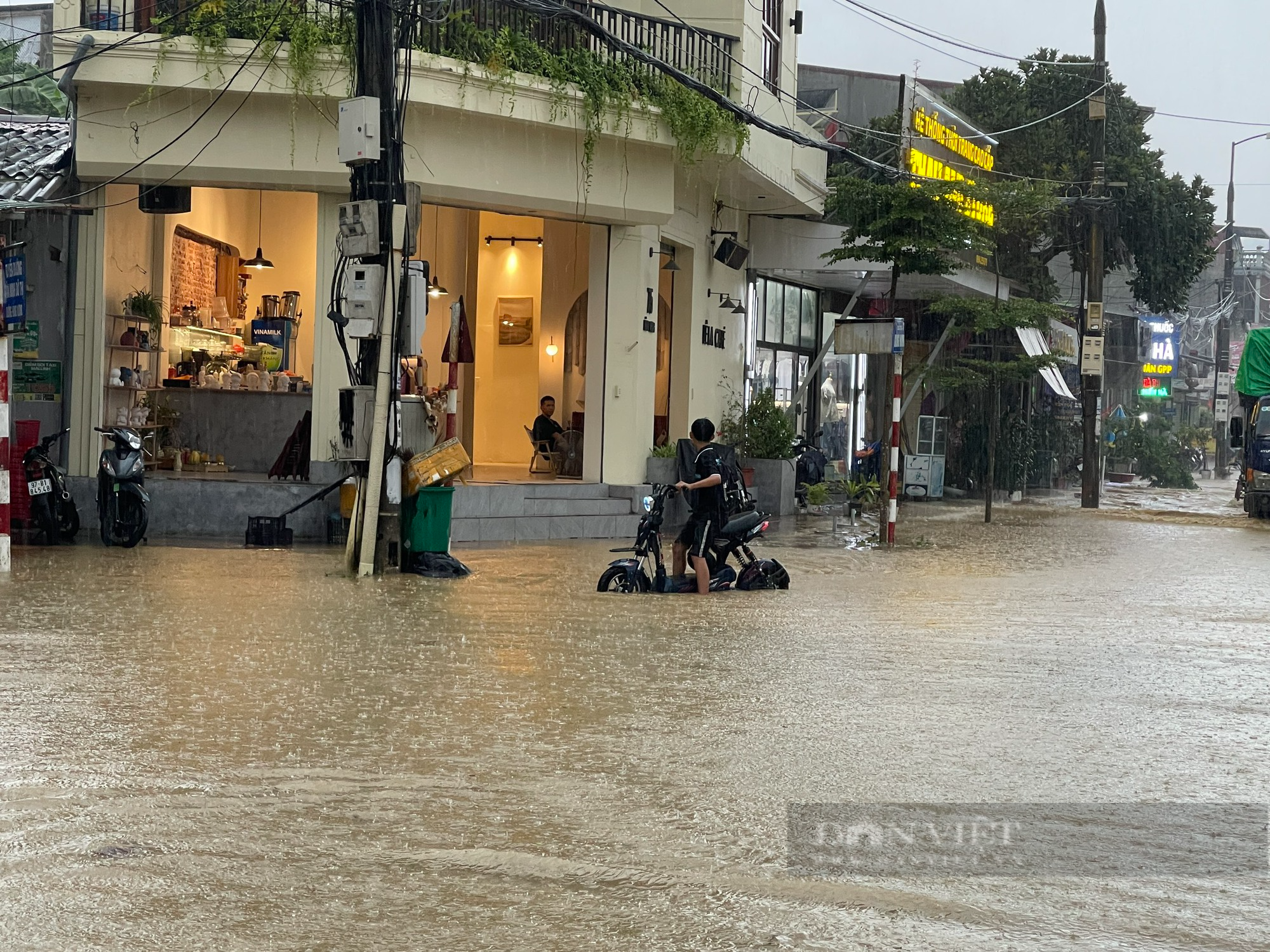 Bắc Kạn: Mưa lớn biến nhiều tuyến phố thành sông, cuốn trôi cả xe máy - Ảnh 4.
