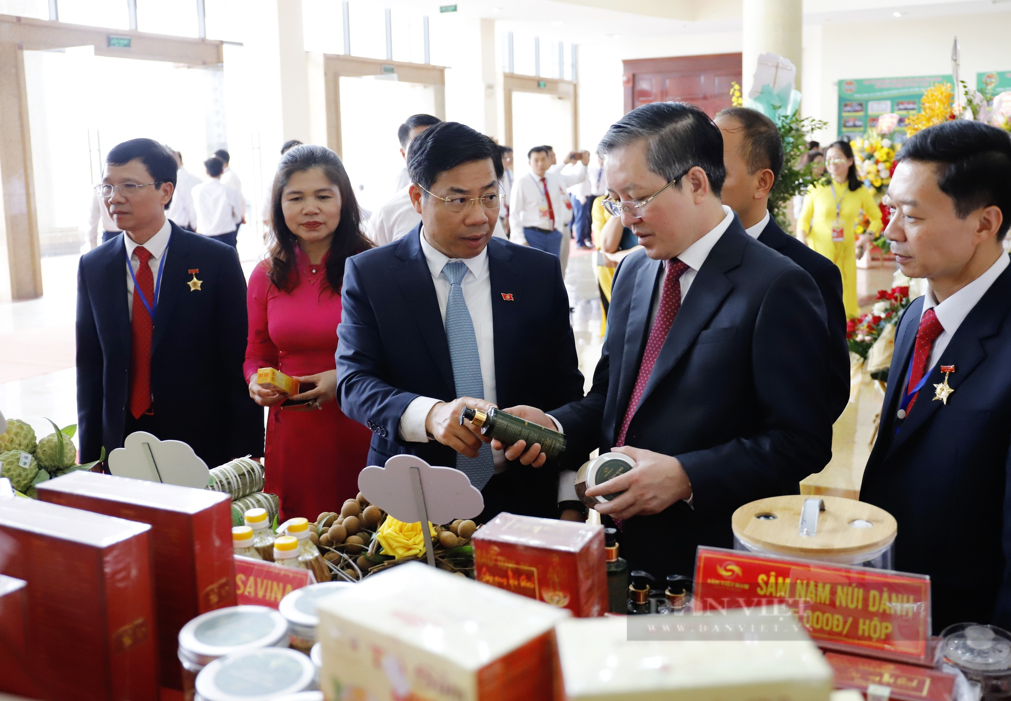 Lãnh đạo TƯ Hội Nông dân Việt Nam tham quan gian hàng trưng bày sản phẩm OCOP đặc trưng của tỉnh Bắc Giang - Ảnh 4.