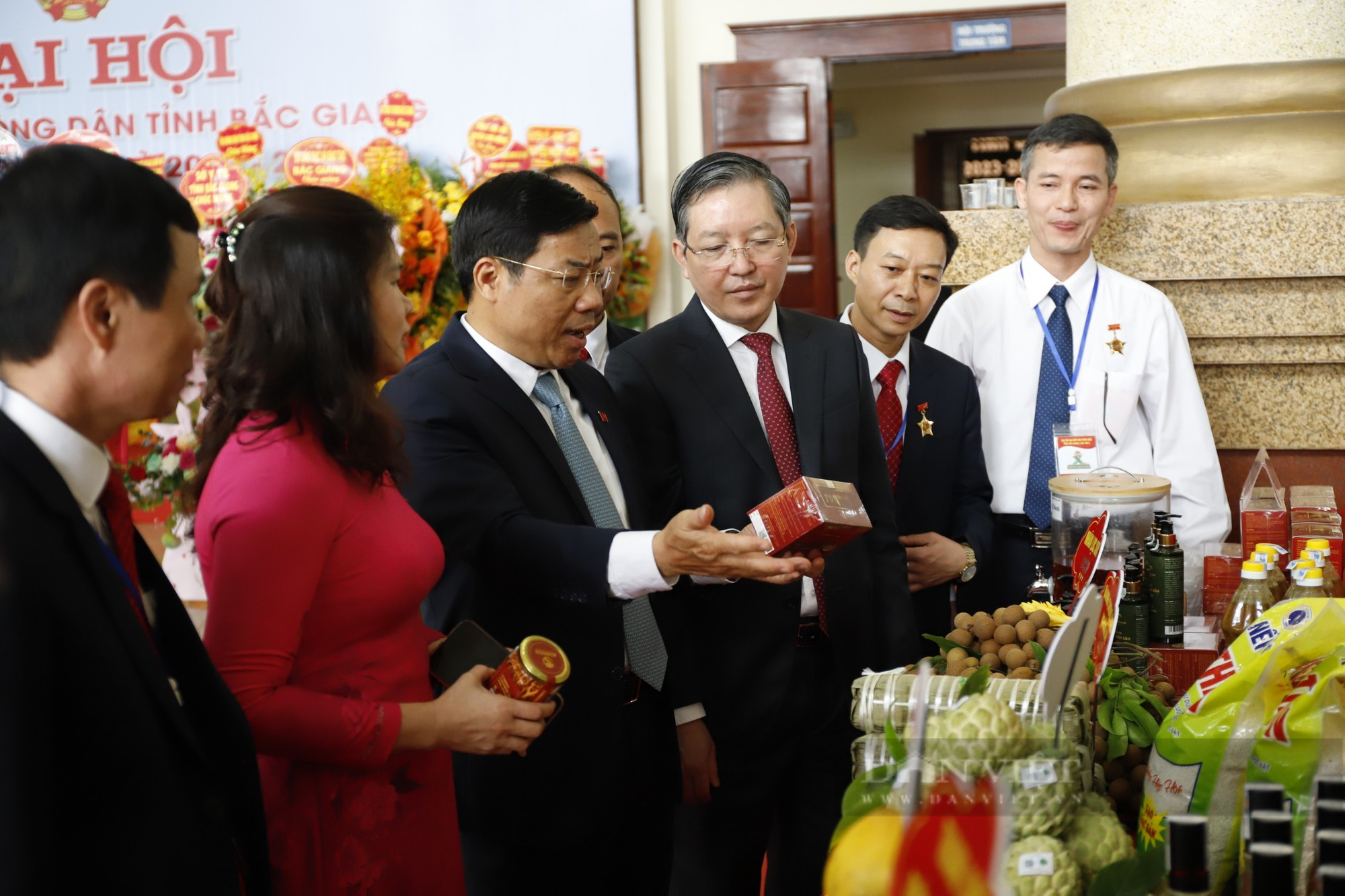 Bí thư Tỉnh ủy Bắc Giang Dương Văn Thái: Đưa nông dân &quot;chân lấm, tay bùn&quot; thành lực lượng sản xuất chuyên nghiệp, hiện đại - Ảnh 4.