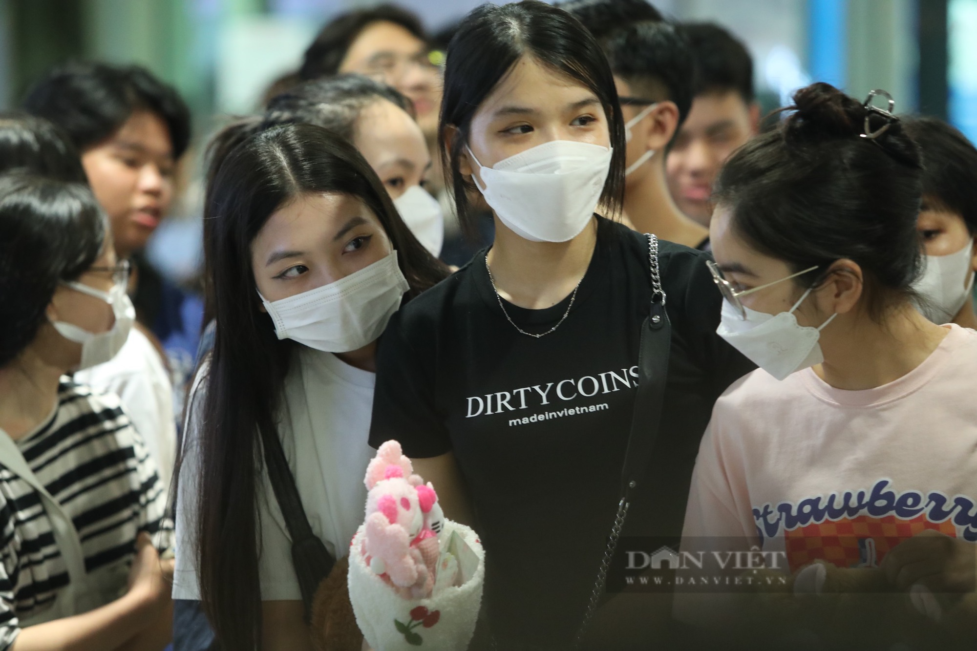 Người hâm mộ vây kín sân bay Nội Bài chờ đón nhóm Blackpink - Ảnh 2.