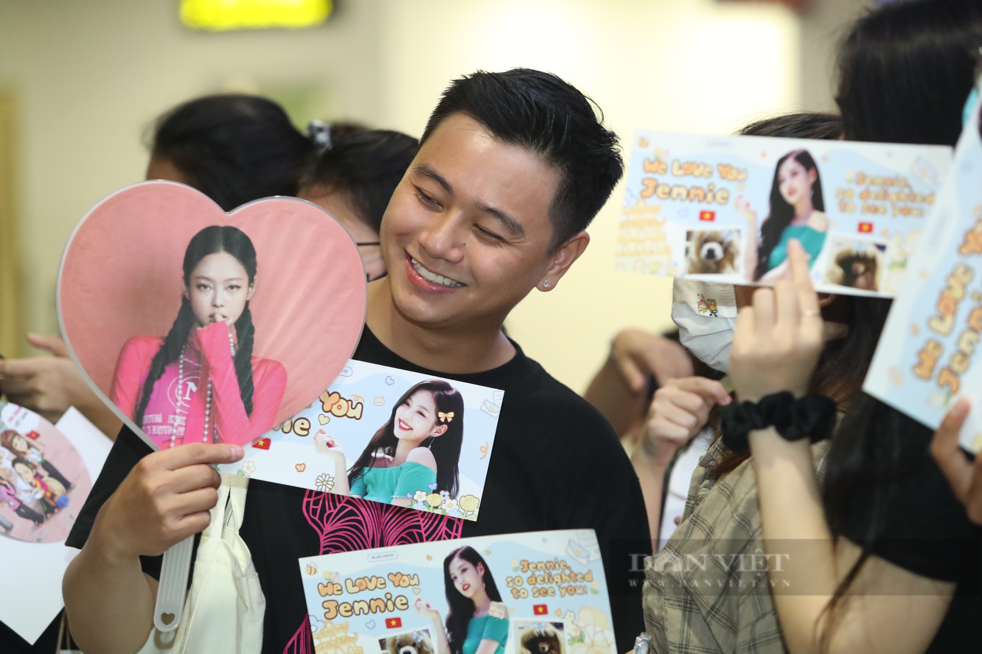Người hâm mộ vây kín sân bay Nội Bài chờ đón nhóm Blackpink - Ảnh 7.