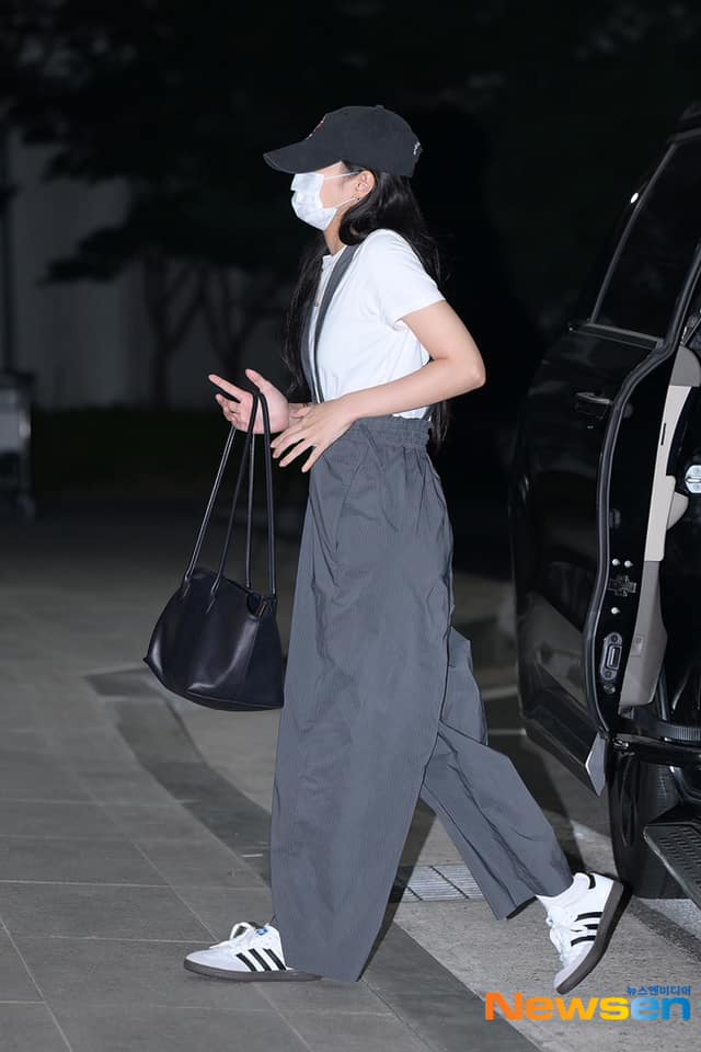 Blackpink tới sân bay quốc tế Gimpo, chính thức lên đường đến Hà Nội  - Ảnh 4.