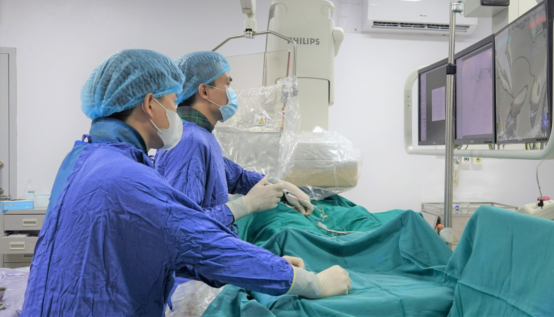 Cầm máu khẩn cấp cứu sống một người đàn ông vỡ gan sau tai nạn lao động  - Ảnh 1.