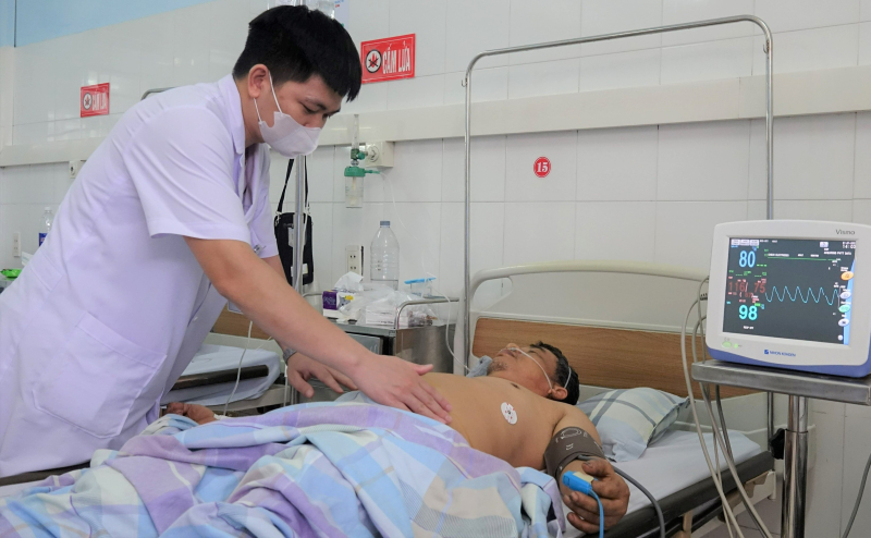Cầm máu khẩn cấp cứu sống một người đàn ông vỡ gan sau tai nạn lao động  - Ảnh 2.