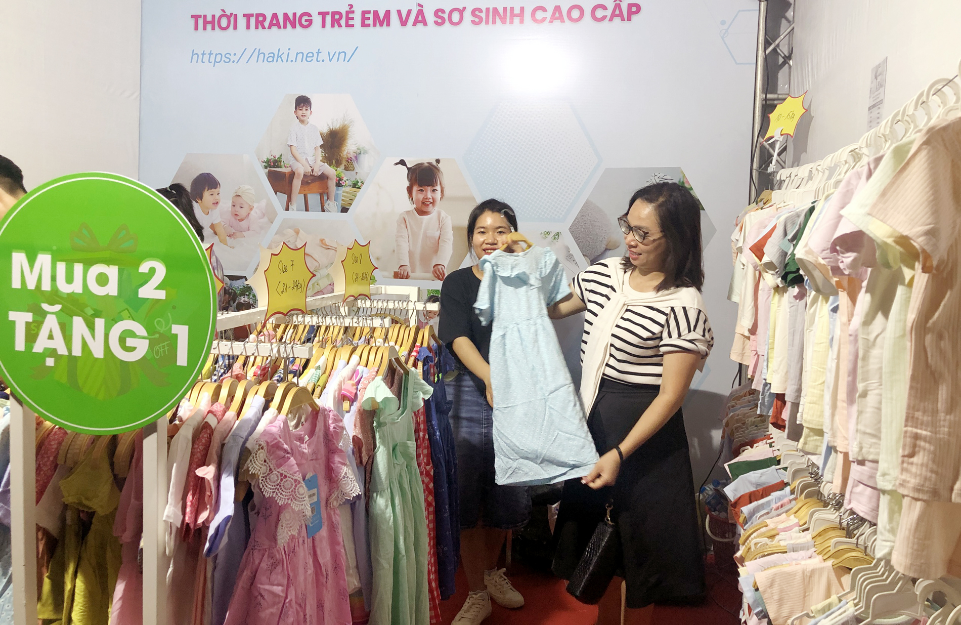 Nhiều chương trình khuyến mãi thời trang  - Ảnh 1.