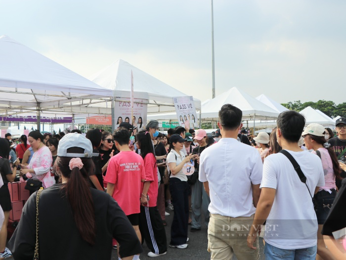 Phe vé Blackpink đứng ngồi không yên trước giờ G: &quot;Nếu bán không hết chia nhau vào xem chứ quyết không bán rẻ hơn&quot; - Ảnh 4.