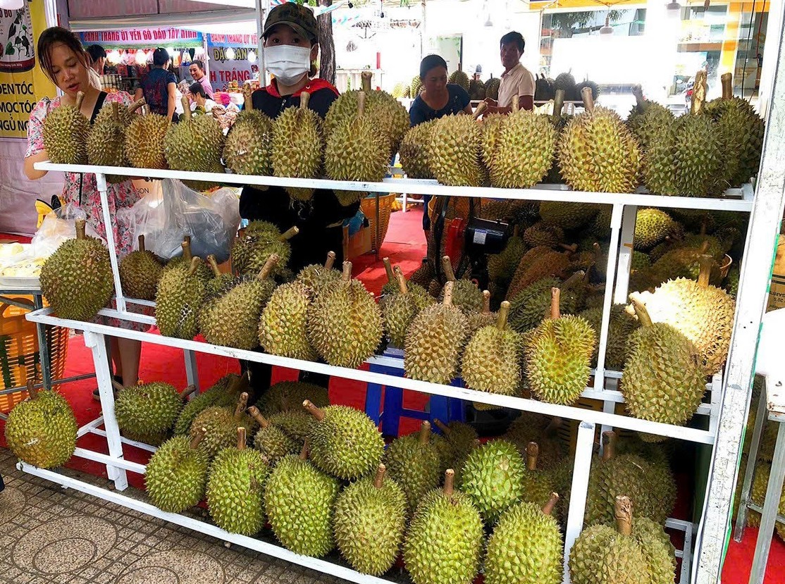 Nhiều khách hàng thưởng thức đặc sản tại phiên chợ nông sản và sản phẩm OCOP năm 2023 - Ảnh 4.