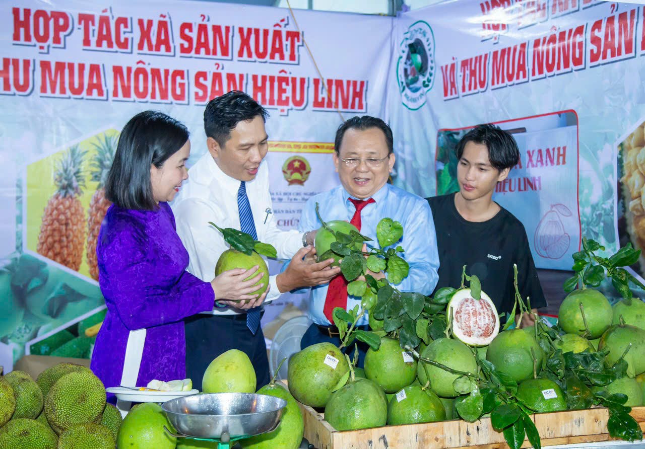 Nhiều khách hàng thưởng thức đặc sản tại phiên chợ nông sản và sản phẩm OCOP năm 2023 - Ảnh 1.