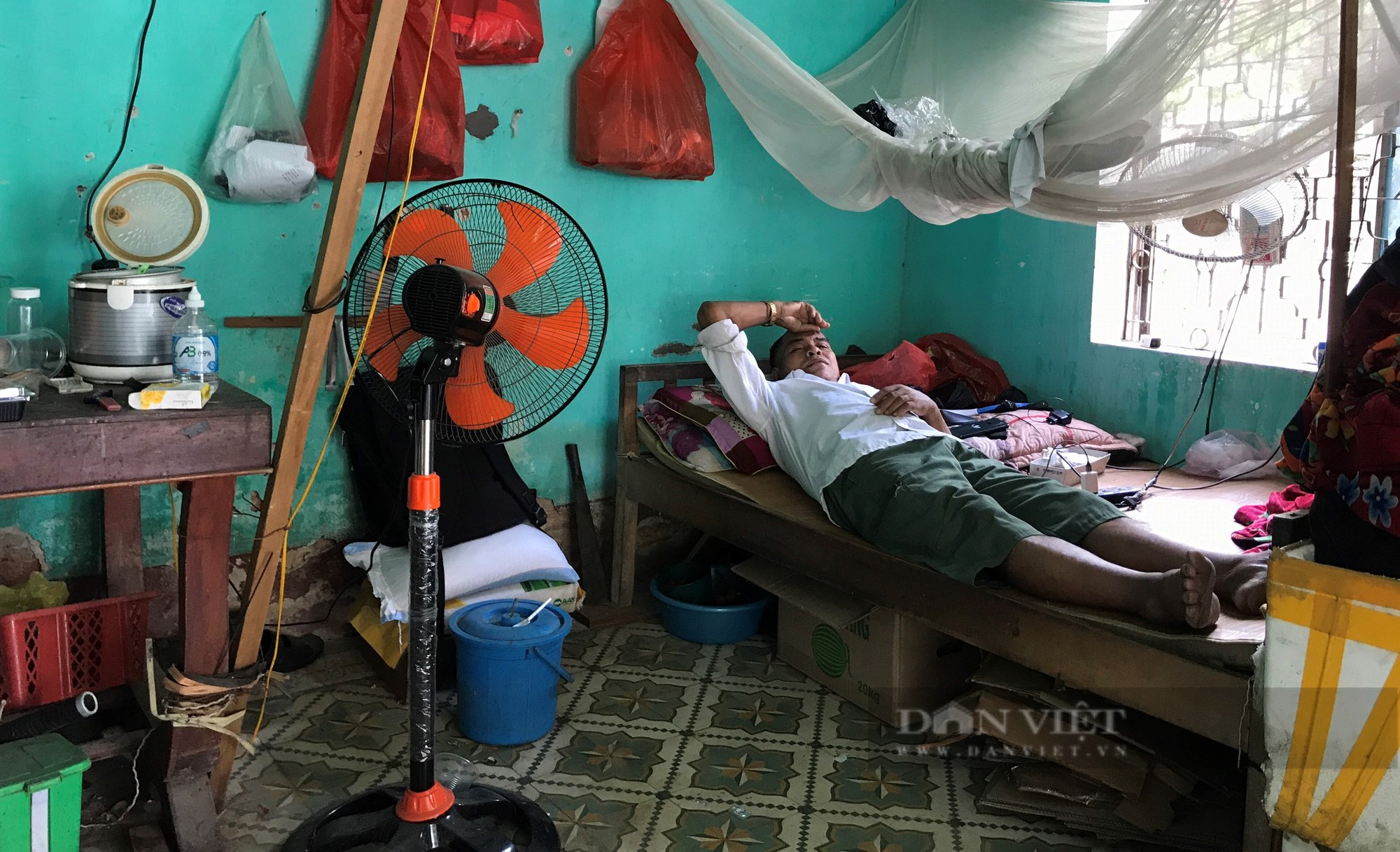 Những phận đời nghiệt ngã quay cuồng trong nắng nóng đỉnh điểm ở xóm chạy thận giữa chảo lửa thành Vinh - Ảnh 2.