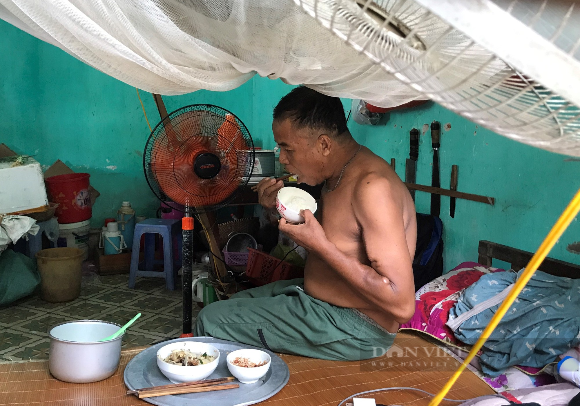 Những phận đời nghiệt ngã quay cuồng trong nắng nóng đỉnh điểm ở xóm chạy thận giữa chảo lửa thành Vinh - Ảnh 6.